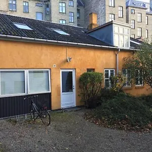 In Quiet Yellow Courtyard Copenhague